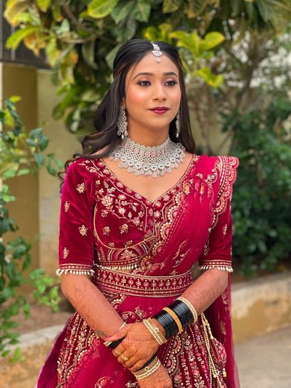 Pallavi looking confident and beautiful on her reception day. The full look is a testament to classic bridal glamour.