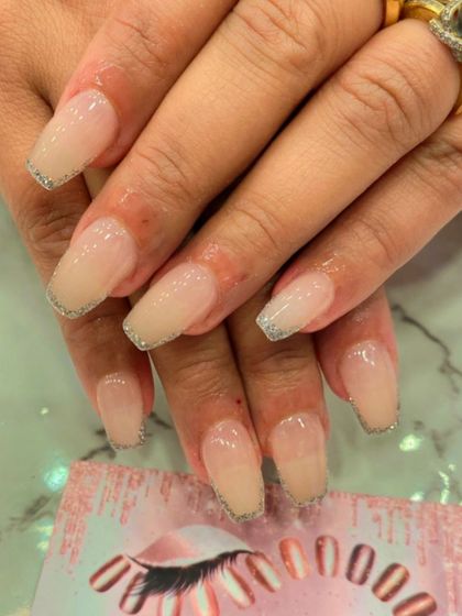 A clean and classic look with square-shaped extensions. The sheer nude base is complemented by a simple, fine silver glitter tip for a touch of elegance.