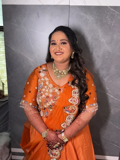 A full portrait of the glowing mom-to-be. Her makeup is designed to photograph beautifully and last throughout her special day.