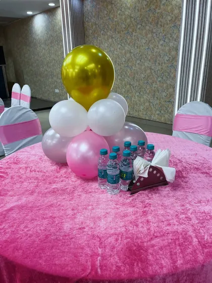 Simple table centerpiece decoration with balloons for a birthday party.