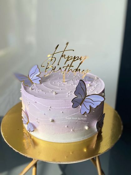 Elegant Floral & Minimalist Cakes photo 29