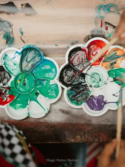 Messy hands and colorful palettes are the signs of a great time. We handle all the supplies and, most importantly, the cleanup, so you can just enjoy the party.