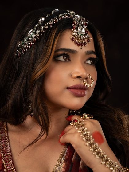 The gaze is everything in this Heeramandi-inspired look. The eyes are defined but soft, telling a story of their own, complemented by the traditional nath and maang tikka.