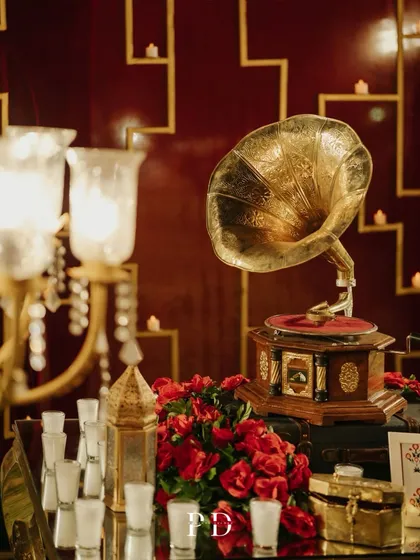 A detail from our Sufi Sangeet setup, featuring a vintage gramophone, deep red roses, and Moroccan lanterns. These elements come together to create a rich, soulful, and romantic theme.