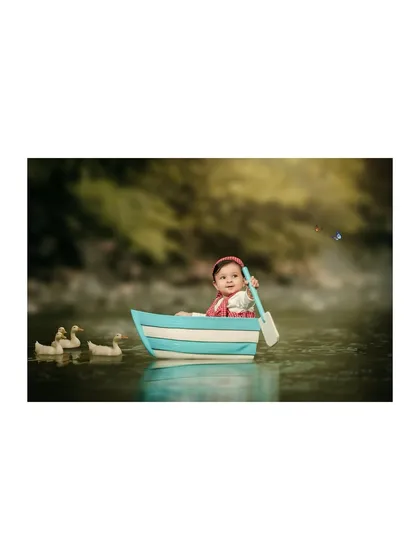 Let's set sail on an adorable adventure. This creative baby photoshoot features a custom boat prop for a whimsical and unforgettable portrait. These fairytale setups are perfect for capturing your baby's budding curiosity.