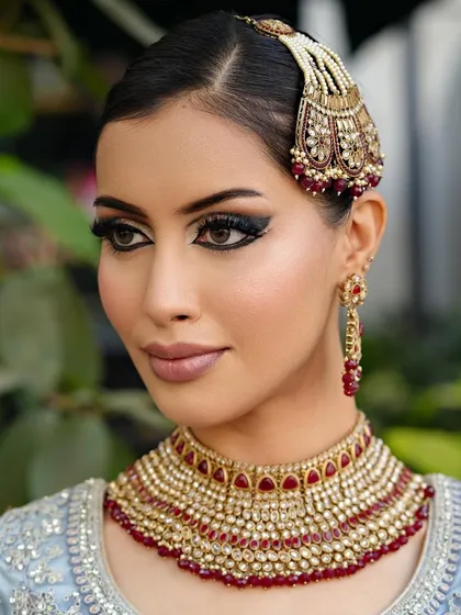 A profile view of the Arabic bride, highlighting the sharp, extended winged liner that is characteristic of this style.