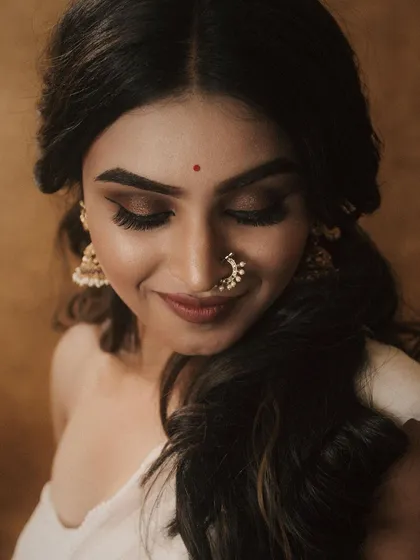 For this photoshoot, the focus was on creating a dreamy, ethereal look. I used a soft smokey eye, defined brows, and a muted lip color to complement the artistic vision, proving that soft glam can also be incredibly versatile.
