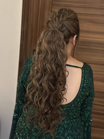 The same textured ponytail, showing how it looks from a slightly different angle. The highlights in the hair really make the texture pop.