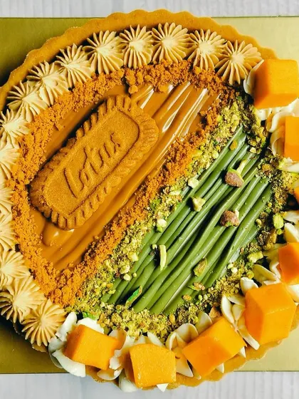 Why choose one flavor when you can have it all? This is my Half & Half Cheesecake Tart, a true showstopper combining creamy Lotus Biscoff, nutty pistachio, and sweet, fresh mango in one beautiful dessert.