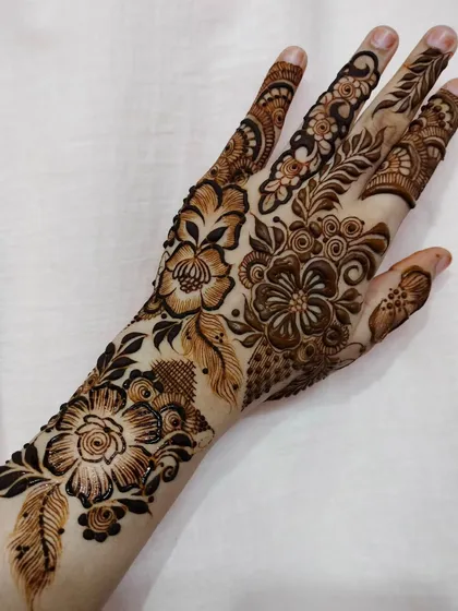 A beautiful party-style design with a mix of floral and feather motifs, perfect for a festive occasion.