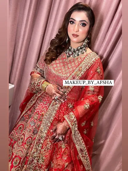 Another angle of this royal bridal look. The way the dupatta is draped and the heavy necklace sits perfectly is a key part of my service. The makeup is designed to last through all the ceremonies and photographs.