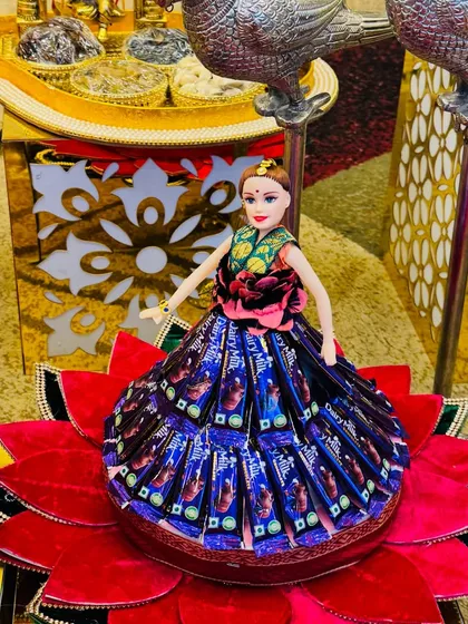I enjoy getting creative with my designs. For a fun and unique touch, I created this doll with a dress made entirely of chocolates, placed on a red velvet lotus platter. It’s a modern twist that always makes guests smile.