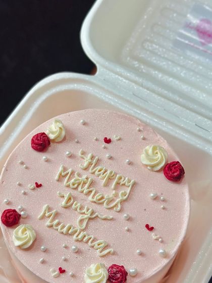 A pink-frosted bento cake for 'Mummy'. This design uses elegant script and is decorated with tiny piped roses and pearls for a classic and sophisticated look.