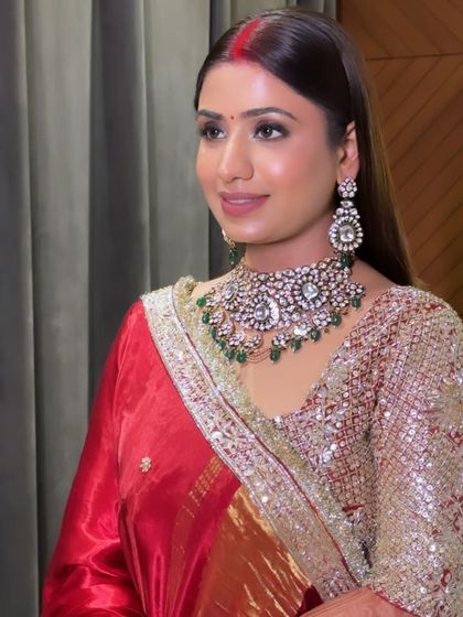 A closer look at Vaishali's reception glam. The focus was on creating a radiant complexion and beautifully defined eyes that would look stunning all night long.