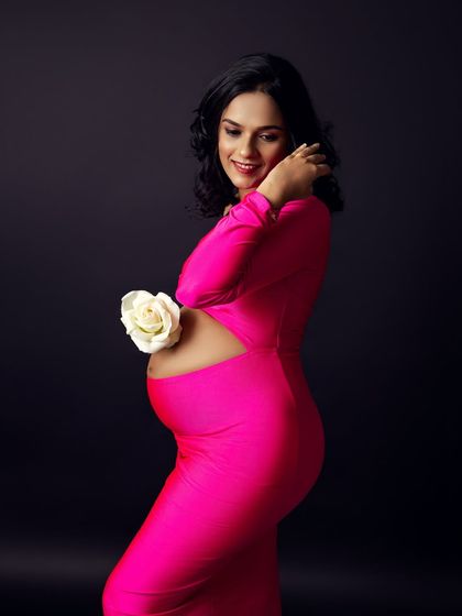 Adding a single white rose provides a beautiful point of contrast and a touch of softness to this bold portrait.