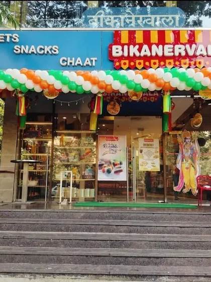 A tricolor balloon arch makes a bold and festive statement for this Bikanerwala showroom entrance. It's an effective way to attract customers and show celebratory spirit during national holidays like Republic Day.