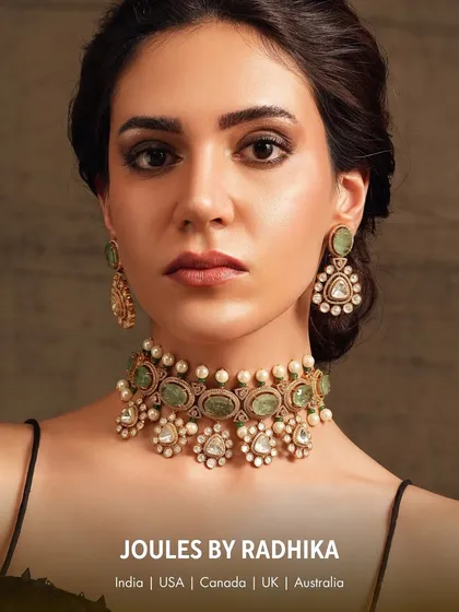 The full view of the emerald and polki choker set, a masterpiece of design and craftsmanship.