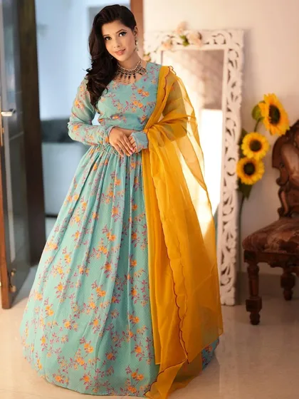 I excel at creating elegant and aspirational content for ethnic wear brands. Here, I’m showcasing a full-length floral print anarkali, demonstrating how to style a complete traditional outfit for festive occasions or daytime events.