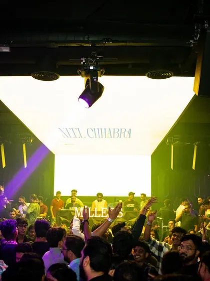 A wide shot of the crowd at Millers Luxury Club in Pune. It shows my ability to command a large club and keep everyone engaged.