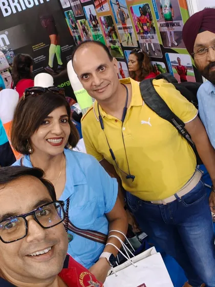 A group selfie at the expo. It's a reunion of runners from all over the city.
