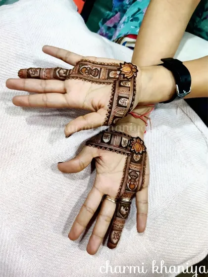 A unique and stylish band design. This is a great alternative to a full-hand mehendi and looks like a permanent piece of jewellery.
