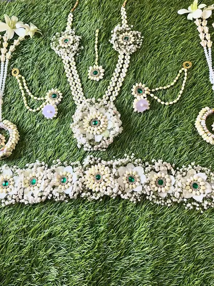 A complete overview of the white and green baby shower set, showing how all the pieces coordinate to create a stunning look.