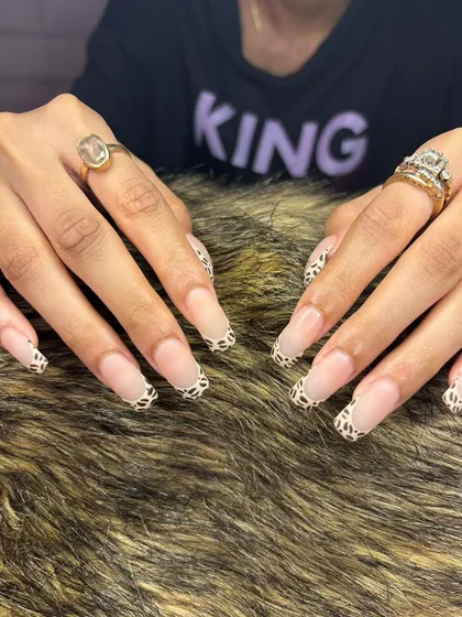 A full view of the leopard print French manicure, a perfect example of how we can customize any design.
