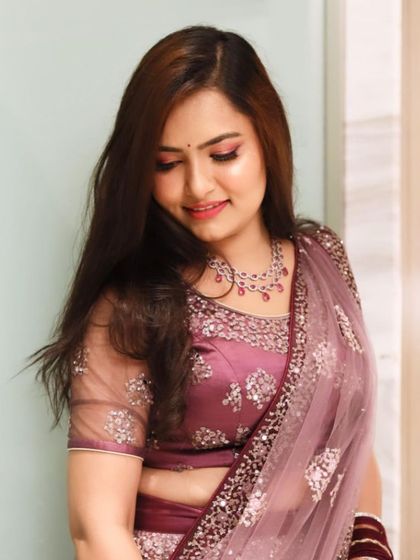 The final look for the Roka ceremony: a fresh and dewy style with open hair, perfect for a modern pre-wedding event.