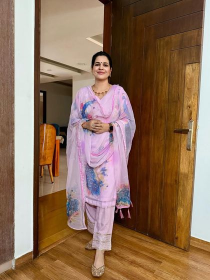 Another look from my March photo dump. This beautiful pink floral suit is light, airy, and perfect for the changing weather.