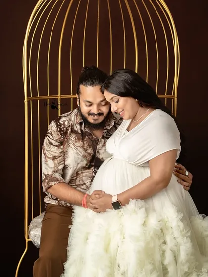 A tender moment between partners on the golden swing in my studio. It’s a perfect spot to capture the connection and shared excitement of the parents-to-be.