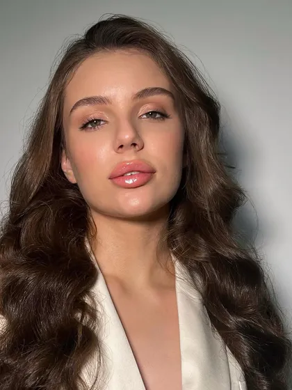 For this bridal makeup look, I showed our makeup artist how to create airy, natural brows that complement the soft and romantic feel, ensuring a cohesive vision.