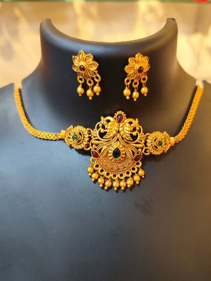 Another variation of the peacock choker, this one with a floral touch.