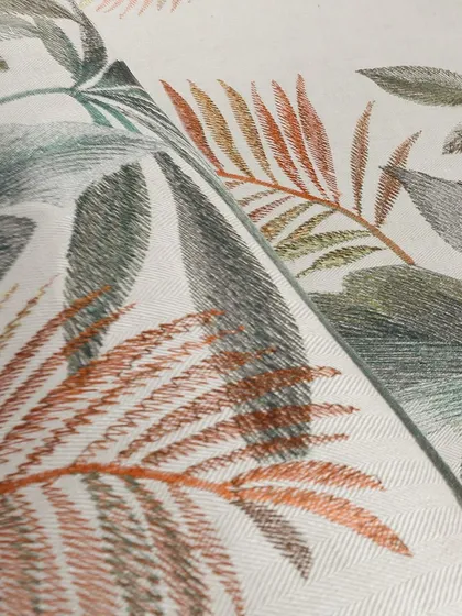 A close-up of the embroidery stitches in our Hanaé wallcovering. The different lengths and thicknesses give the impression of a spontaneous pencil drawing, highlighting the veining of the leaves with artisanal flair.