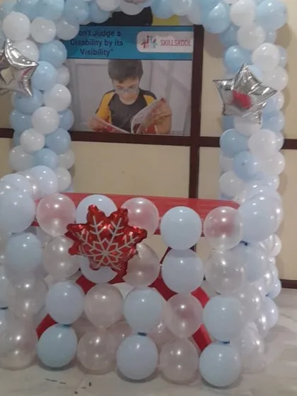 Another angle of the winter-themed balloon stall, showing the combination of a balloon arch and a decorated base, suitable for school fairs or corporate family days.