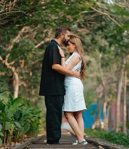 An intimate and tender moment on an old railway track surrounded by trees. This photo of Nishant and Jaspal is quiet, romantic, and beautifully composed.