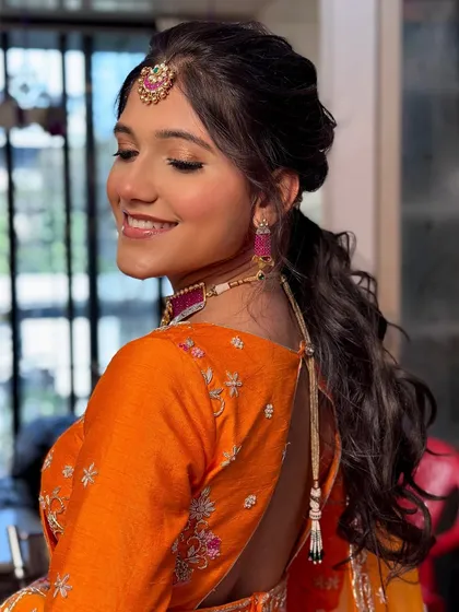 Simplicity doing all the magic. Janvi looked stunning in this orange and pink outfit, and we kept her makeup soft and pretty with a pop of color on the lips. ✨🤍