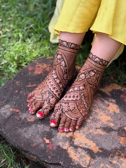 A closer look at the detailed bridal feet mehendi, done by my talented team.