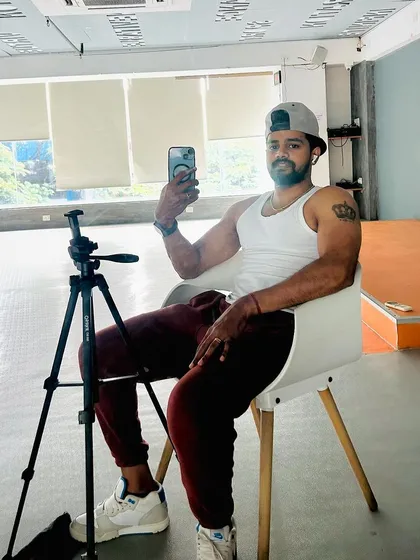 My online personal training setup is simple and effective. With just a phone and a tripod, I can provide 1-on-1 virtual coaching, watch your form, and push you to your limits, no matter where you are.