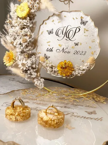One of my best-selling designs. This platter features a floral hoop with preserved white and yellow flowers and pampas grass, set against a white and gold-flecked resin base.