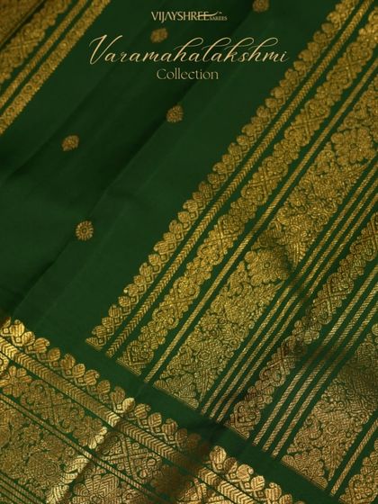 The vintage gap pallu of the green Kanjivaram, featuring vertical zari lines and traditional motifs.