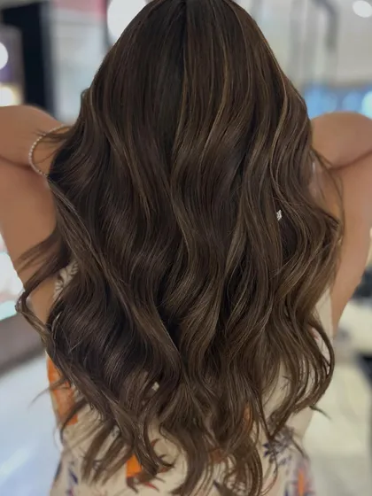Another warm-to-cool tone transformation. The new cool, beige-toned highlights are perfect for summer and give the hair a fresh, updated feel.