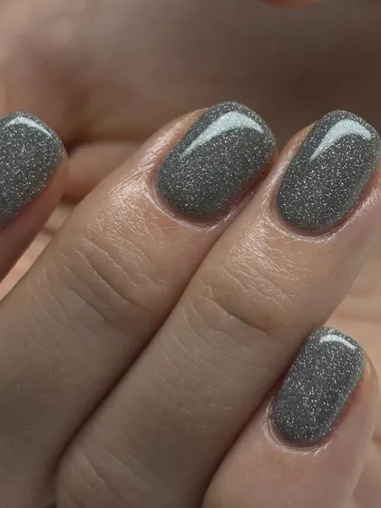 A sparkling, gunmetal-grey glitter manicure. This cool-toned glitter is a chic and modern alternative to classic silver.