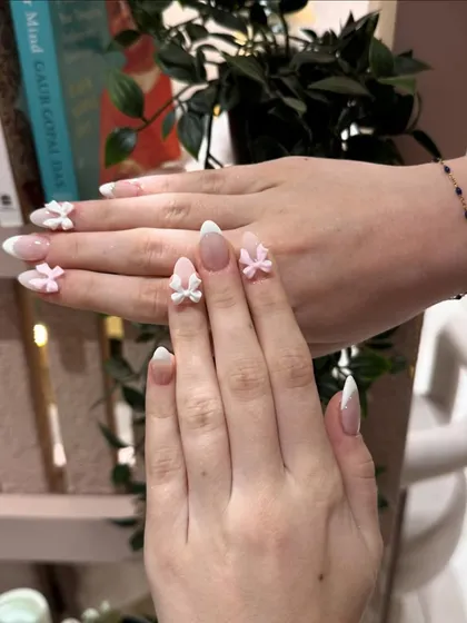 We mix and match 3D elements to create a custom set that's perfect for you. Here, pink and white bows create a sweet, romantic vibe.
