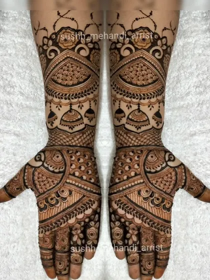 A beautiful full-hand design with hanging jhumkas and paisley motifs. The symmetry in my work is something I take great pride in.