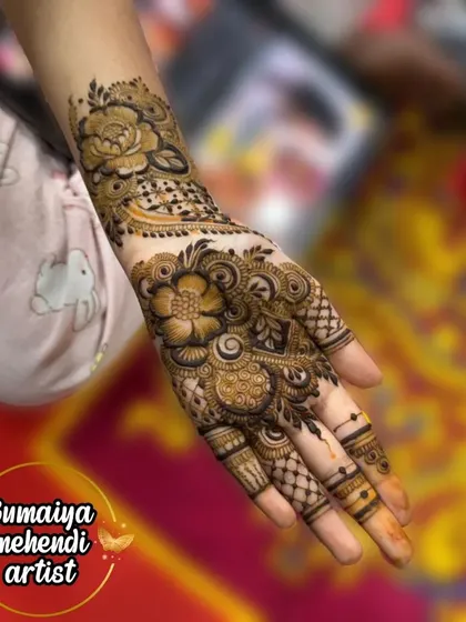Another angle of this beautiful floral design, showing the details on the wrist.