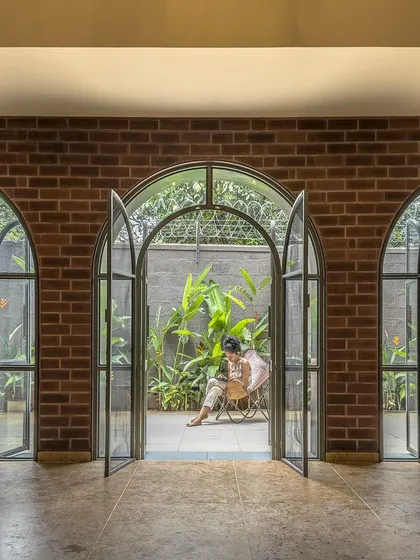 A series of grand arched doorways at the Ferns Cottage blurs the line between the living room and the garden. This design element allows natural light to flood the interiors and provides tranquil views of the courtyard from within.