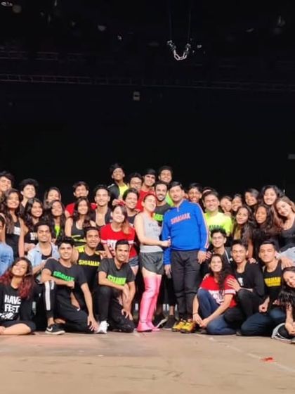 A fun moment with Sara Ali Khan and the dance team during IIFA rehearsals. I bring this professional and fun energy to all my wedding choreographies.