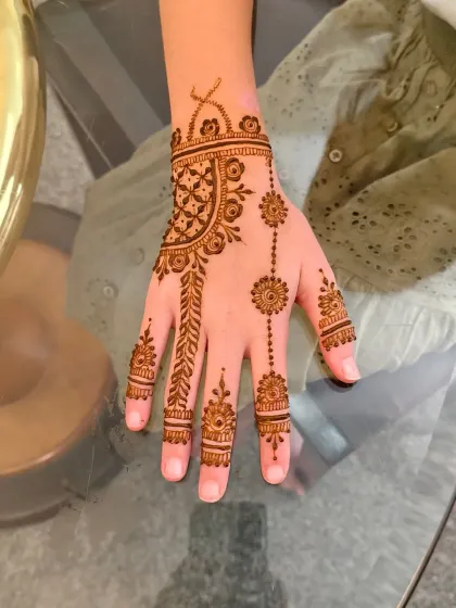 Another shot of this pretty and modern back-hand design.