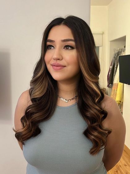 We love how these soft, open waves with face-framing highlights look so effortlessly chic. This is a great go-to style for any casual or formal event.