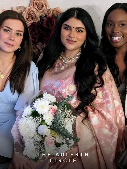Rhea with her bridesmaids, a picture of happiness. It's always a pleasure to see my clients surrounded by love, feeling confident and beautiful in the jewelry we've selected together.